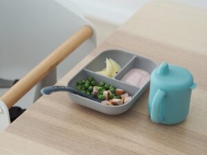 Набор посуды Beaba (тарелка, ложка, поильник) Coffret Apprentiss Silic 6