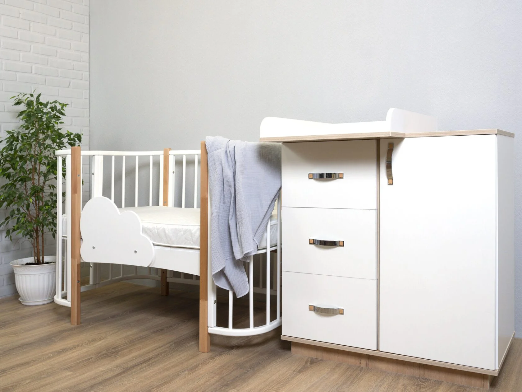 83284690 Кроватка КАРАМЕЛЬ с комплектом матрасов и маятником 3