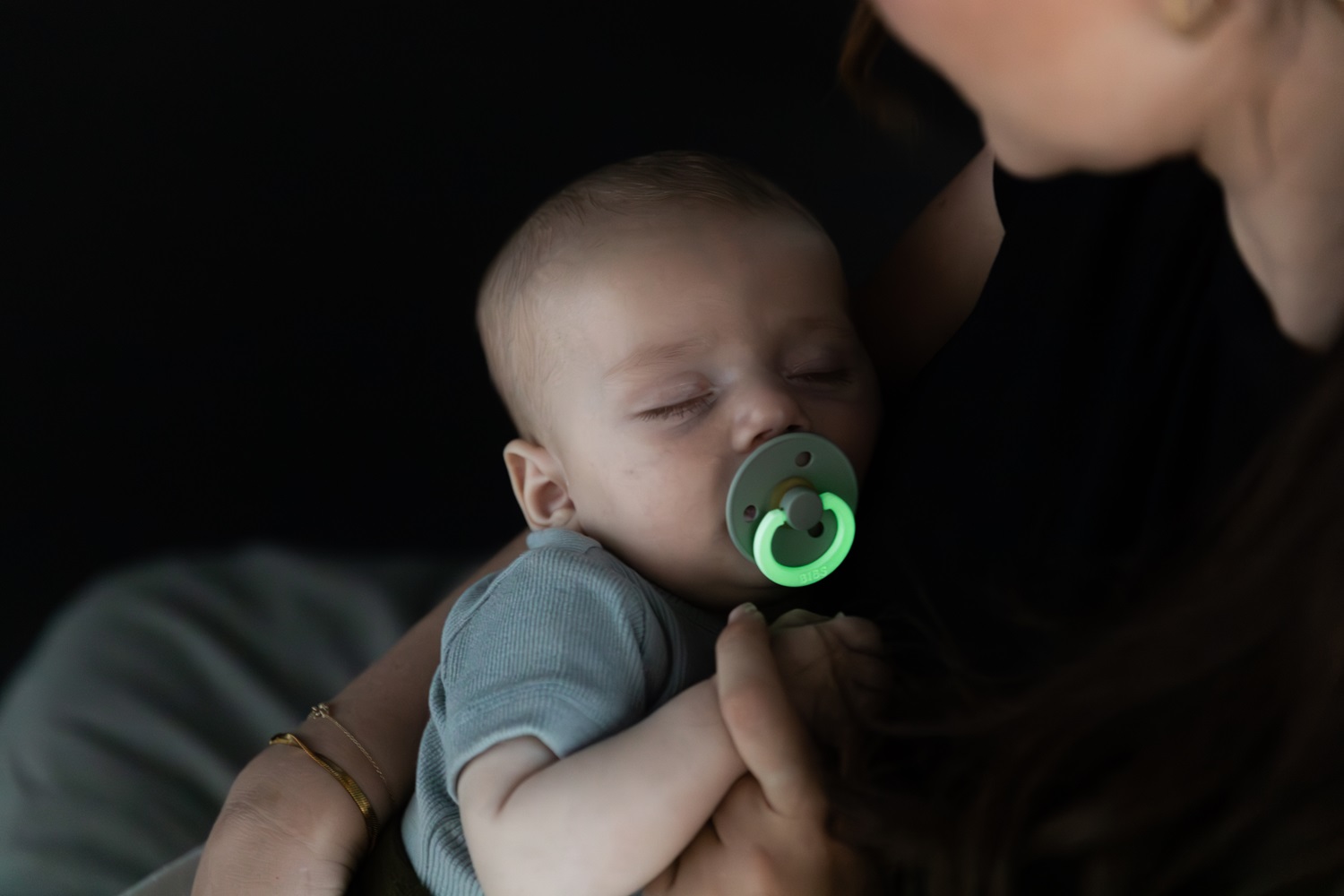 BIBS_On_Glow_Model_34 Пустышка латексная ночная BIBS Colour Glow Symmetrical Sage 0+ мес. 2