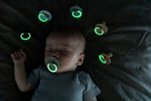 Пустышка латексная ночная BIBS Colour Glow Symmetrical Cloud 0+ мес. 10