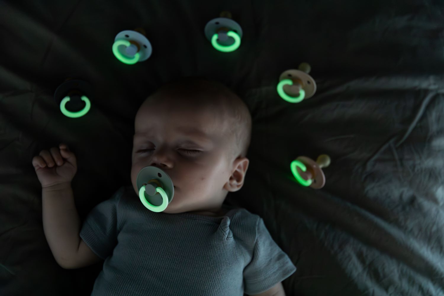 BIBS_On_Glow_Model_36 Пустышка латексная ночная BIBS Colour Glow Symmetrical Sage 0+ мес. 4