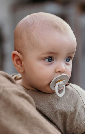 Пустышка латексная ночная BIBS Colour Glow Symmetrical Vanilla 0+ мес. 10