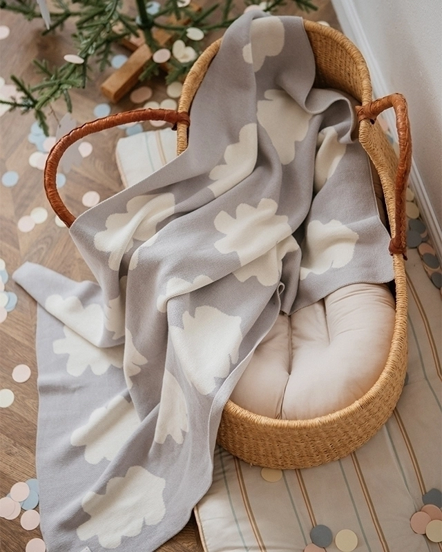 5 (12) Плед детский Loomknits Серый елочка 4