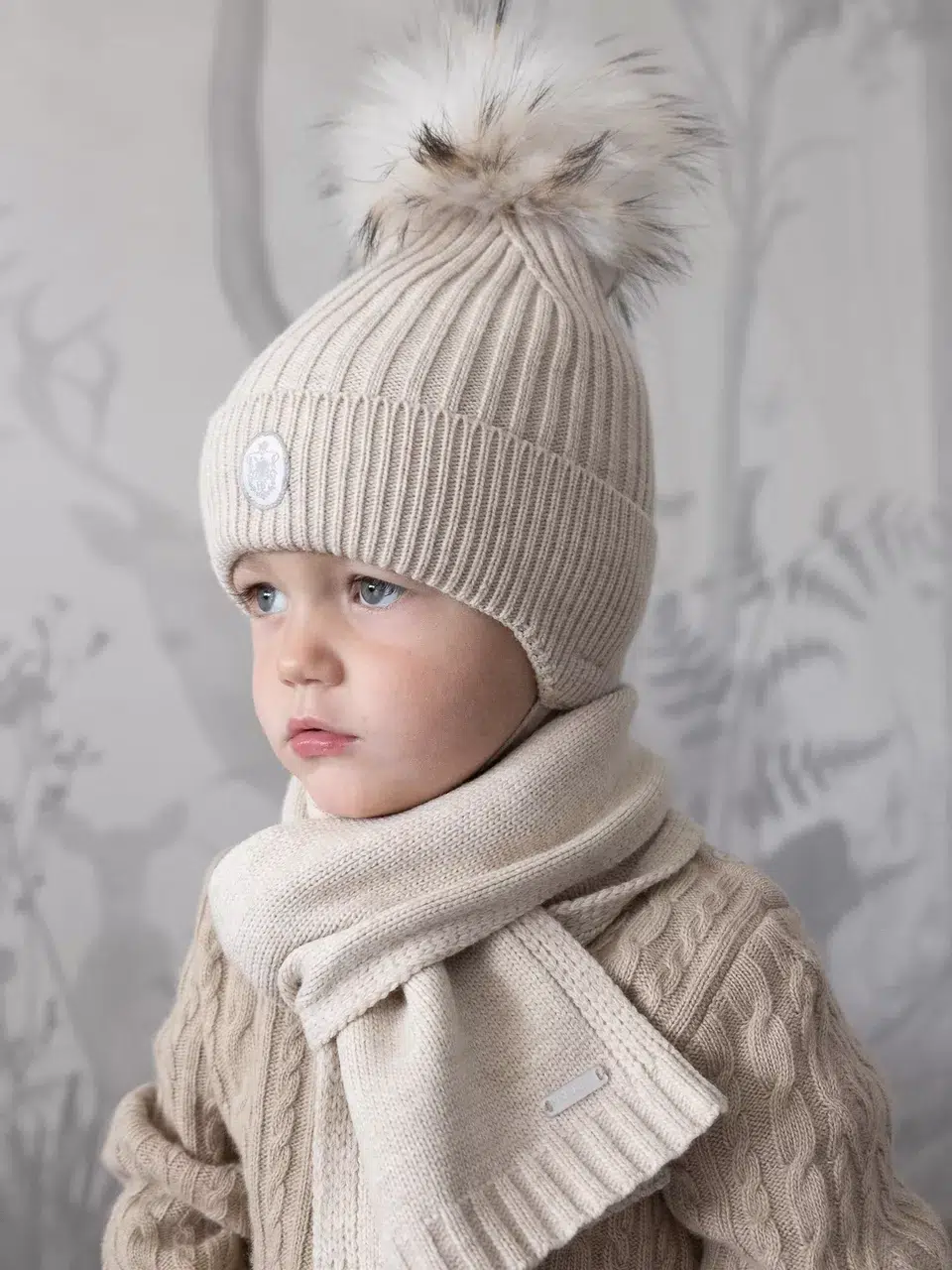 Шапка зимняя Наследник Выжанова темно-бежевая с белым меховым помпоном 2