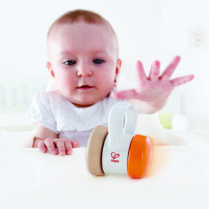 Игрушка Hape 2 в 1 погремушка и каталка "Роллер" 8