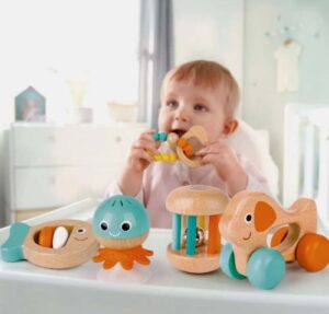 Подарочный набор игрушек погремушек Hape для новорожденных "Малышам" 5