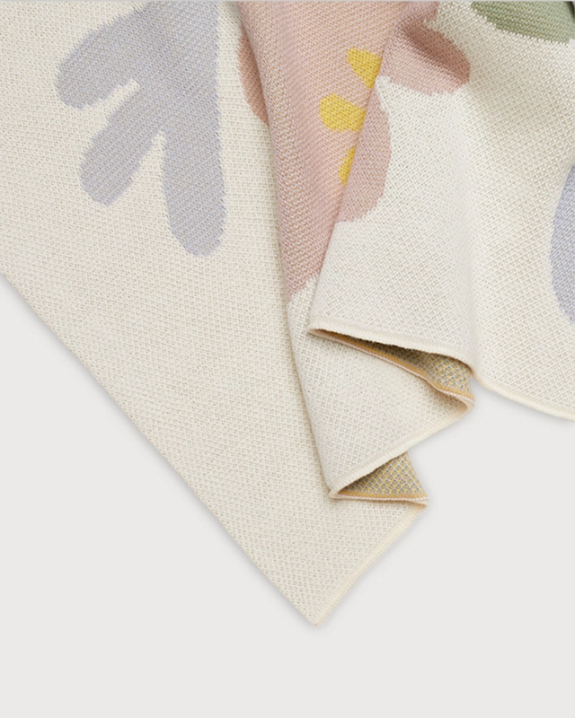 3 (30) Плед детский Loomknits жаккардовый Экрю 80*120 цветы 4