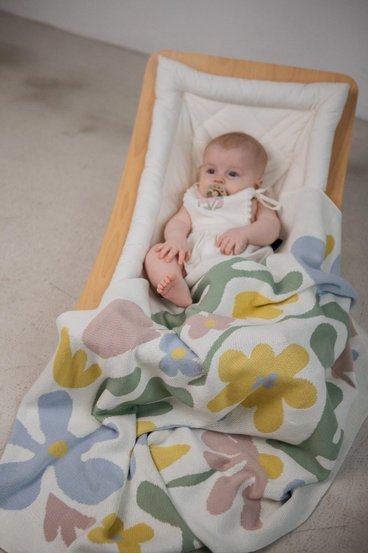 4 (21) Плед детский Loomknits жаккардовый Экрю 80*120 цветы 2