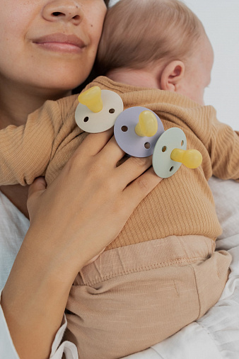 BIBS_AW22_ColourPacifier_NewNipples_Lifestyle_7_min (2) Набор пустышек BIBS Try-it Colour 3 шт. 0+ мес. 3