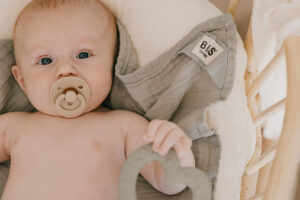 BIBS_SS21_MuslinCloth_Lifestyle_6 Пустышка латексная BIBS Colour Latex Anatomical Vanilla 0+ мес. 5