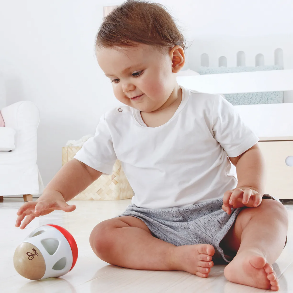 gyleBrhMoMgfrAn0Lg7MKu8qtMPFtberBhe_bc_H7lY= Игрушка Hape 3-в-1 погремушка-неваляшка-бумеранг "Звон колокольчика" 2