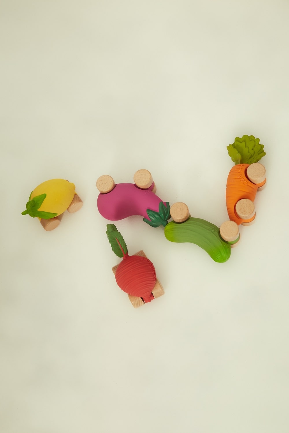 oli_carol1121_2_min (1) Машинка Oli&Carol игрушка-прорезыватель на деревянных колёсах 2