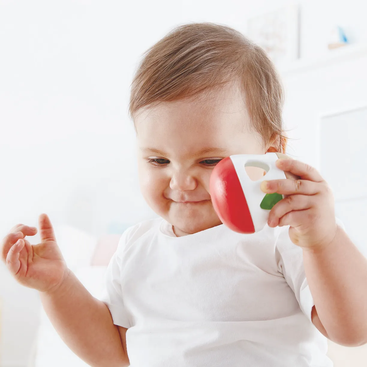 TSoXAL0_sasZzSkTwsYMyiNiar7yG-V6wlTb36XI2Qk= Игрушка Hape 3-в-1 погремушка-неваляшка-бумеранг "Звон колокольчика" 4