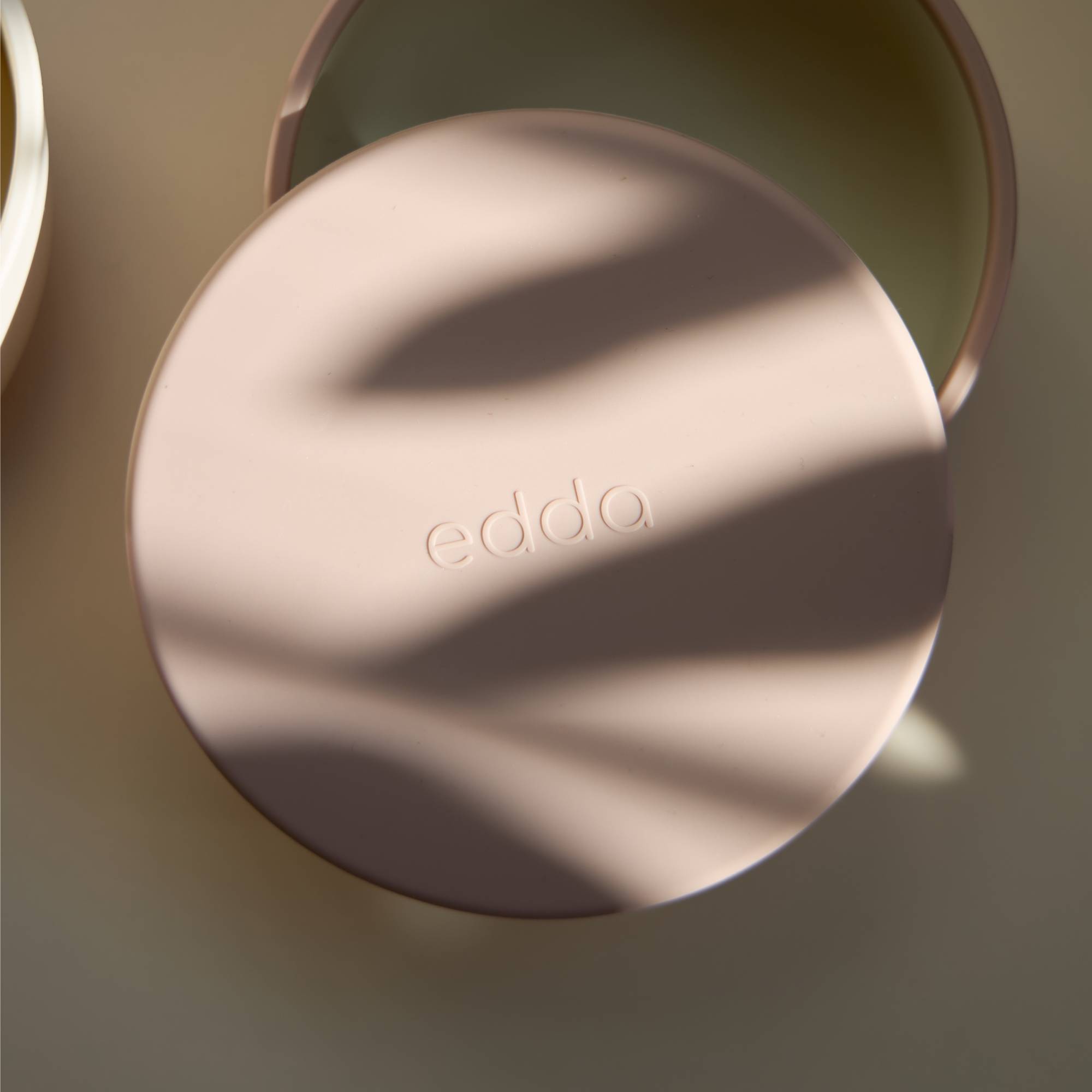 Силиконовая миска на присоске с крышкой Edda, Пудра 2