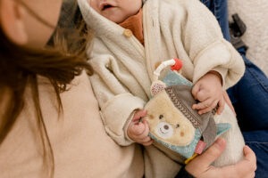 Мягкая игрушка-книжка с подвесом FEHN Мишка Бруно 7