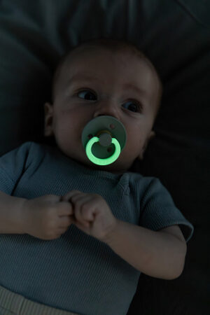 BIBS_On_Glow_Model-_5-of-37_ (2) Пустышка латексная ночная BIBS Colour Glow 5