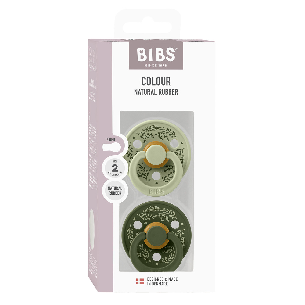 Набор пустышек BIBS Colour Holiday — 2 шт. В комплект входят две латексные пустышки BIBS в актуальных оттенках. Каждая пустышка украшена праздничными принтами, вдохновлёнными винтажными лентами и ретровечеринками, создавая атмосферу зимнего праздника: калейдоскоп узоров, семейные фотографии и уютный домашний текстиль. Паттерны коллекции BIBS Colour Holiday напоминают старинный узор с праздничной скатерти — смело, весело и очень празднично. Пустышка Colour — легендарная модель BIBS, представленная на рынке с 1978 года. Круглый сосок повторяет форму, мягкость и естественное движение соска матери при кормлении грудью, благодаря чему подходит малышам с рождения и полностью совместима с грудным вскармливанием. Изогнутый щиток минимизирует контакт с нежной кожей вокруг рта ребёнка. Специальные вентиляционные отверстия делают пустышку ортодонтически безопасной. Материалы пустышек BIBS экологичны и полностью безопасны: латекс не содержит бисфенол А, ПВХ и фталаты. Соответствует стандарту EN 1400+A2. В России изделие прошло все необходимые тесты и сертифицировано для детей 0+ по EAC. Сочетайте пустышки с аксессуарами для кормления BIBS разных материалов, скоростей потока, размеров и цветов, чтобы подобрать оптимальное решение для плавного перехода между грудным вскармливанием, бутылочкой и пустышкой.